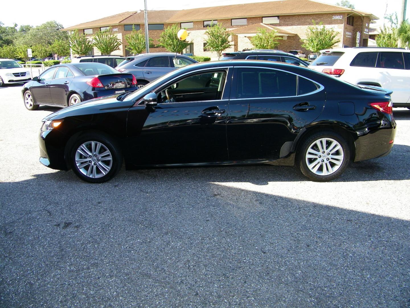 2013 Black /Black Lexus ES 350 Sedan (JTHBK1GG4D2) with an 3.5L V6 DOHC 24V engine, 6-Speed Automatic transmission, located at 4000 Bee Ridge Road, Sarasota, FL, 34233, (941) 926-0300, 27.298664, -82.489151 - Photo#2